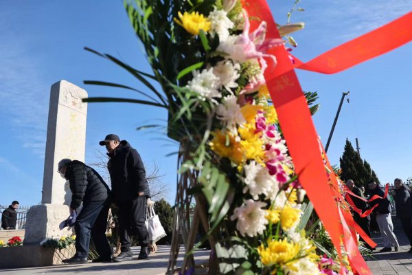 “大爷，咱们找到您了，回家了”，义士后东说念主时隔77年到六郎庄祭英魂